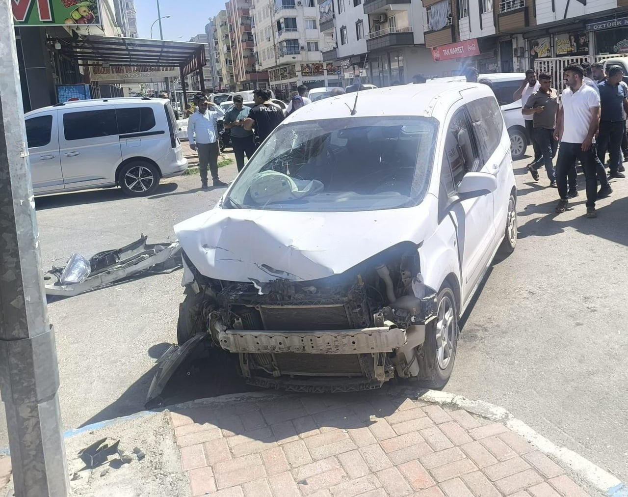 ŞANLIURFA'DA BİRİ AĞIR 2 KİŞİNİN YARALANDIĞI TRAFİK KAZASI GÜVENLİK KAMERASINA YANSIDI.