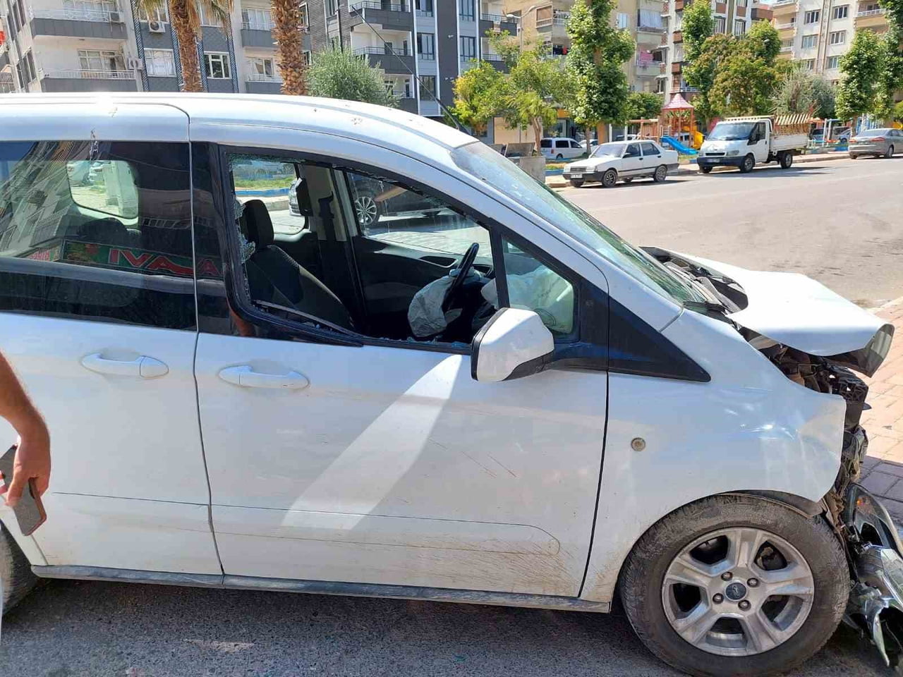 ŞANLIURFA'DA BİRİ AĞIR 2 KİŞİNİN YARALANDIĞI TRAFİK KAZASI YAŞANDI.