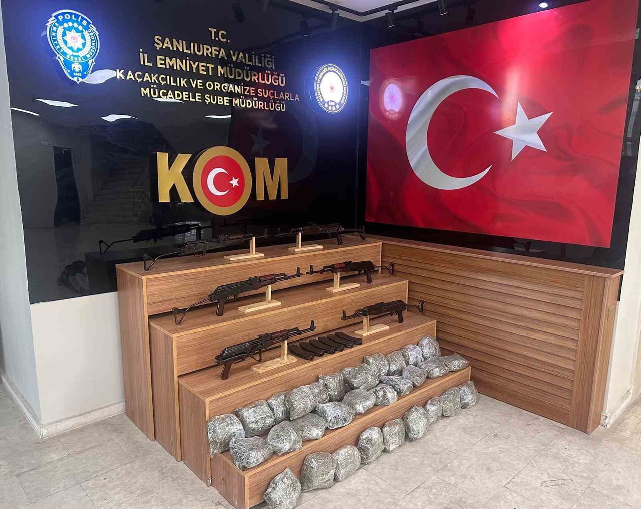 ŞANLIURFA'DA DÜZENLENEN OPERASYONDA 6 UZUN NAMLULU SİLAH İLE 10 KİLO 700 GRAM ESRAR ELE GEÇİRİLDİ...
