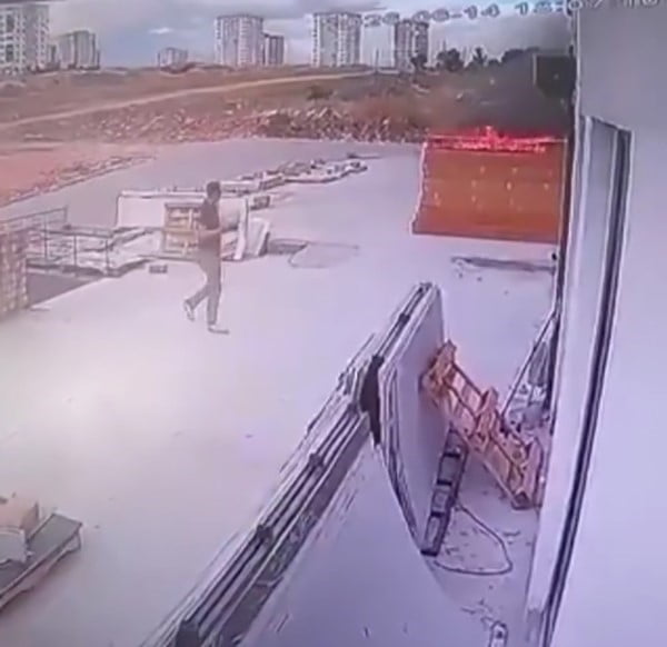 ŞANLIURFA'DA MİLYONLARCA LİRALIK ZARARA YOL AÇAN YANGININ GÖRÜNTÜLERİ ORTAYA ÇIKTI