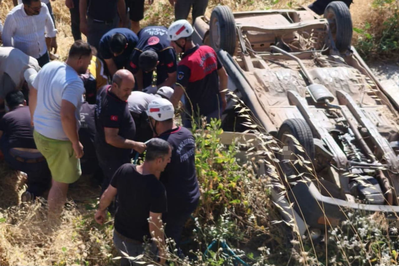 ŞANLIURFA'DA OTOMOBİL ŞARAMPOLE DEVRİLDİ: 1 ÖLÜ, 4 YARALI