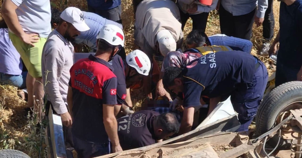 ŞANLIURFA'DA OTOMOBİL ŞARAMPOLE DEVRİLDİ: 1 ÖLÜ, 4 YARALI