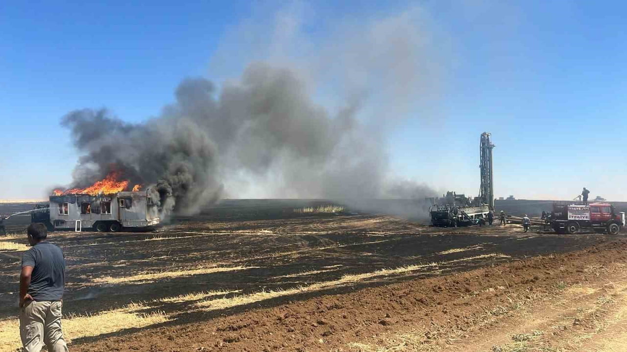 ŞANLIURFA'DA ÖZEL BİR ŞİRKETE AİT SONDAJ ARACI İLE BİTİŞİĞİNDEKİ KARAVANIN YANMASI SONUCU 3 İŞÇİ...