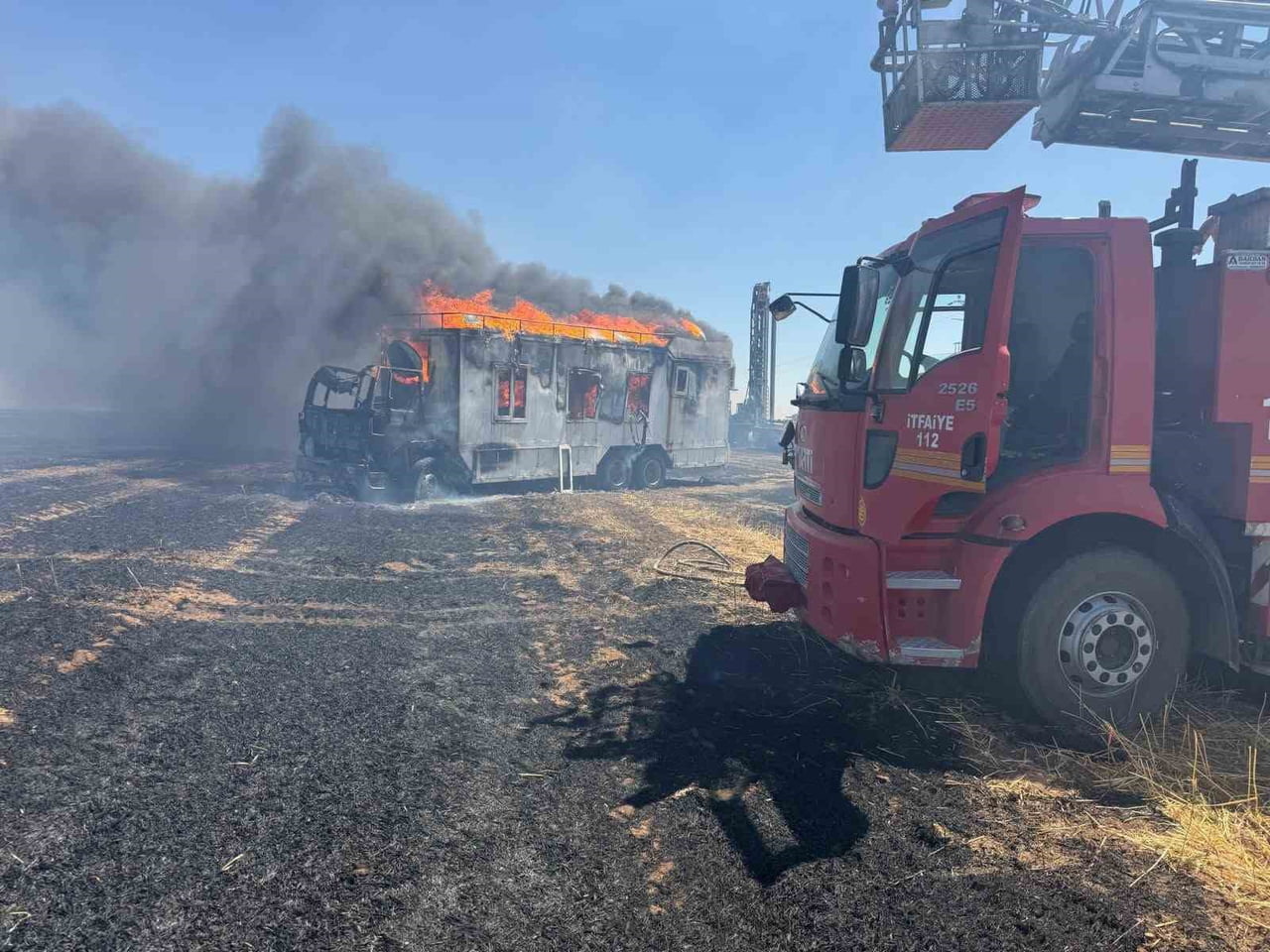 ŞANLIURFA'DA ÖZEL BİR ŞİRKETE AİT SONDAJ ARACI İLE BİTİŞİĞİNDEKİ KARAVANIN YANMASI SONUCU 3 İŞÇİ...