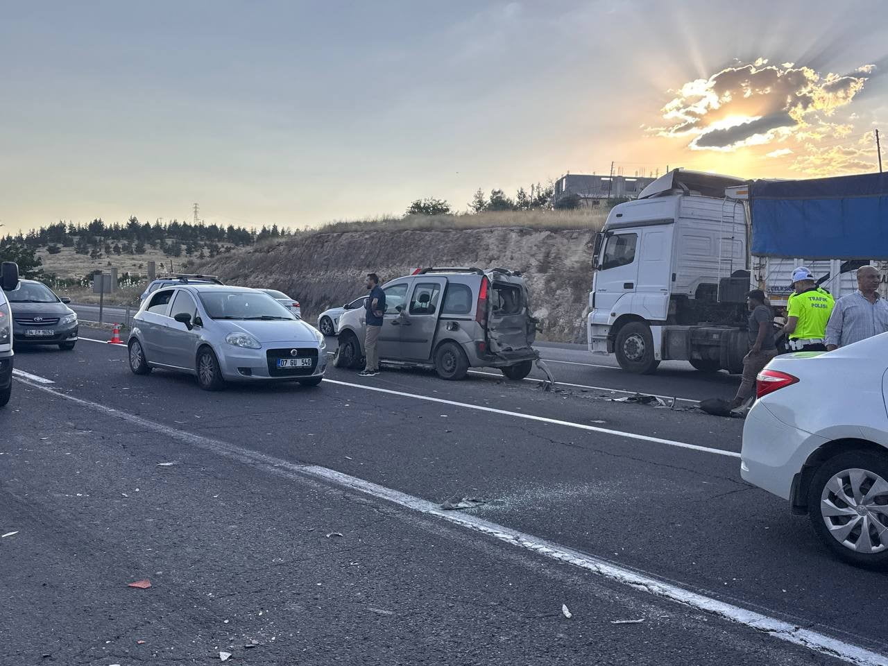 ŞANLIURFA'DA TIR, SERVİS MİNİBÜSÜ, HAFİF TİCARİ ARAÇ VE OTOMOBİLİN KARIŞTIĞI ZİNCİRLEME TRAFİK...