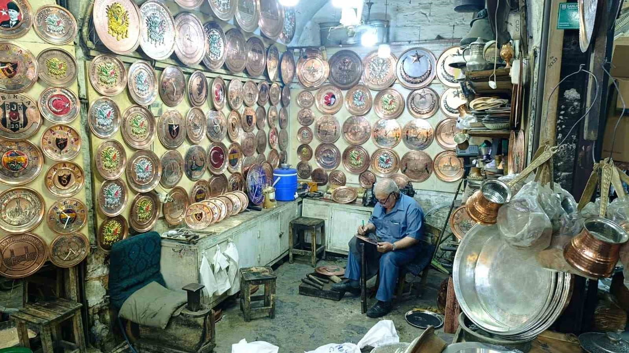 ŞANLIURFA'DA YAŞAYAN 65 YAŞINDAKİ HEDİYELİK BAKIR EŞYA SÜSLEME USTASI, UNUTULMAYA YÜZ TUTAN...