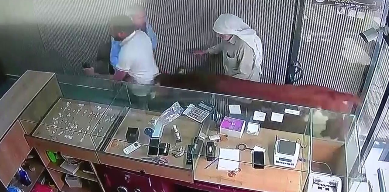 ŞANLIURFA'NIN SİVEREK İLÇESİNDE SAHİBİNİN ELİNDEN KAÇAN BİR DANA, GİRDİĞİ KUYUMCU DÜKKÂNINDA...