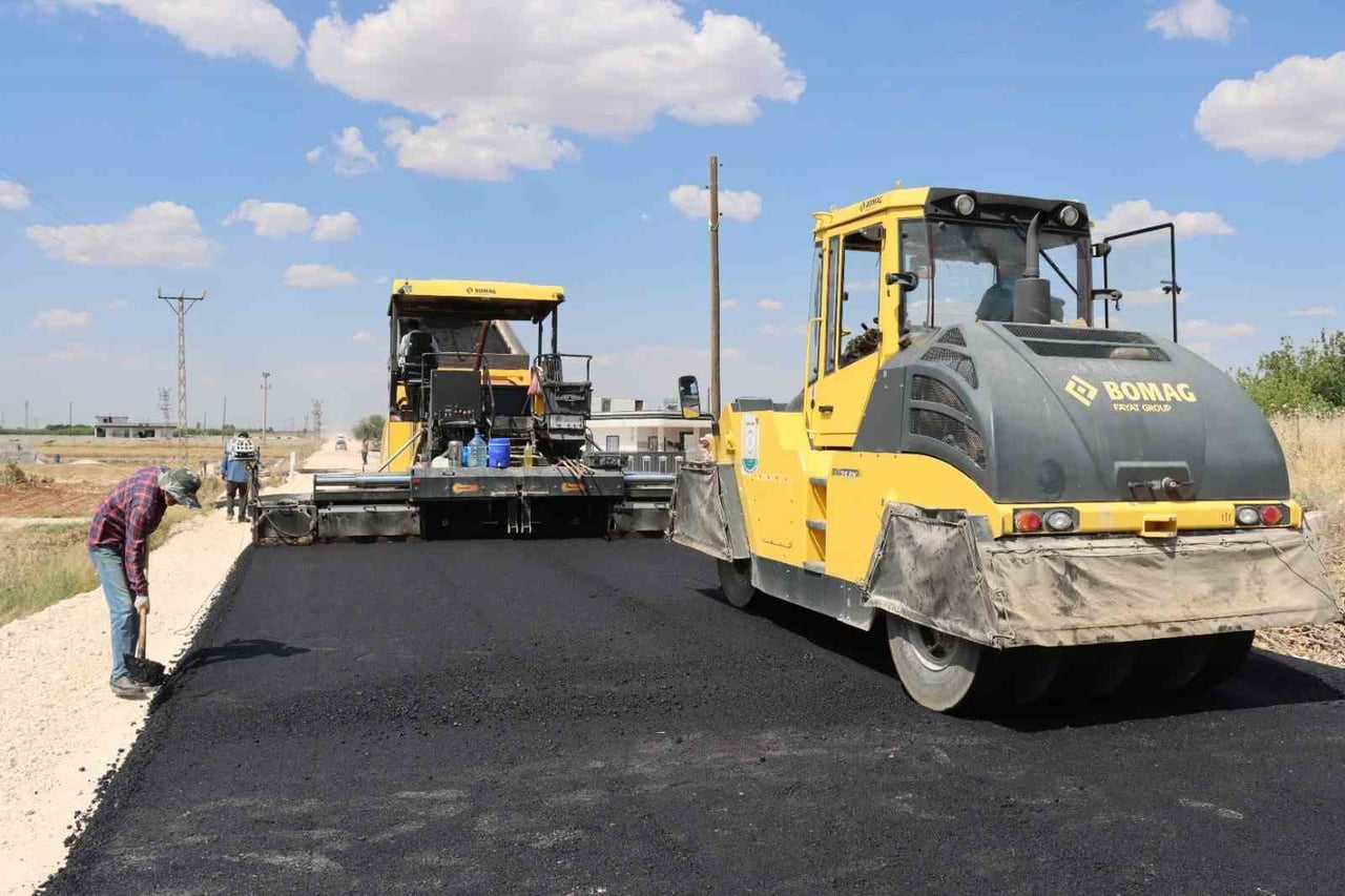 ŞANLIURFA’DA 14 KİLOMETRELİK GRUP YOLUNDA ASFALT SEFERBERLİĞİ