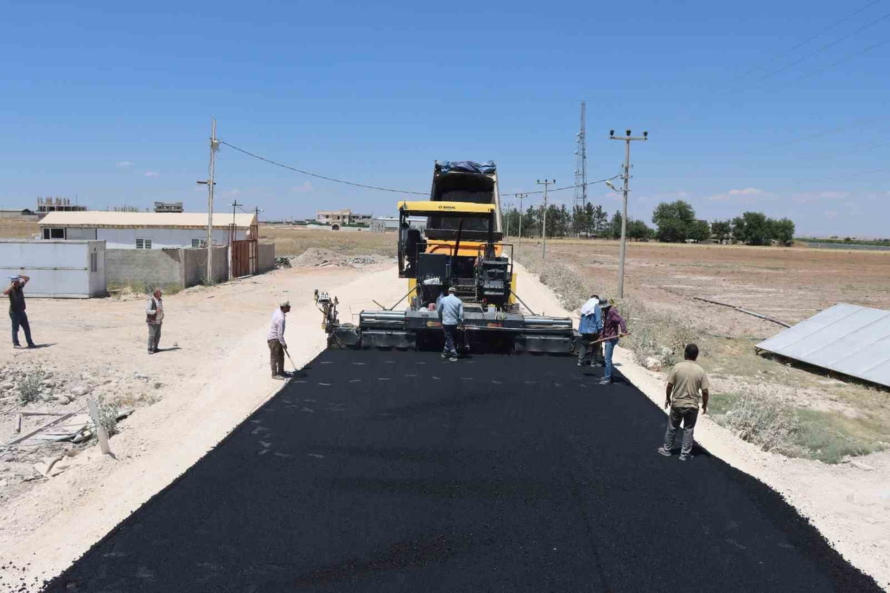 ŞANLIURFA’DA 14 KİLOMETRELİK GRUP YOLUNDA ASFALT SEFERBERLİĞİ