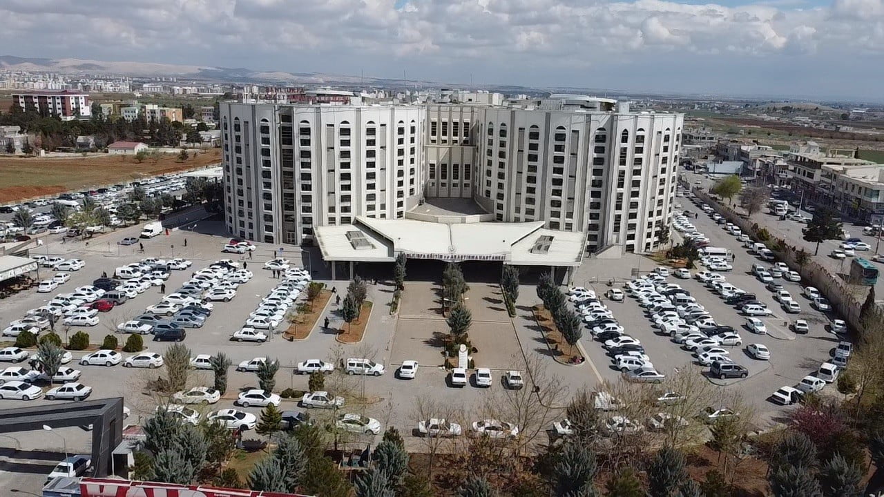 ŞANLIURFA’DA 8 SANTİMETRELİK DEV BEYİN TÜMÖRÜ KAPALI YÖNTEMLE ALINDI