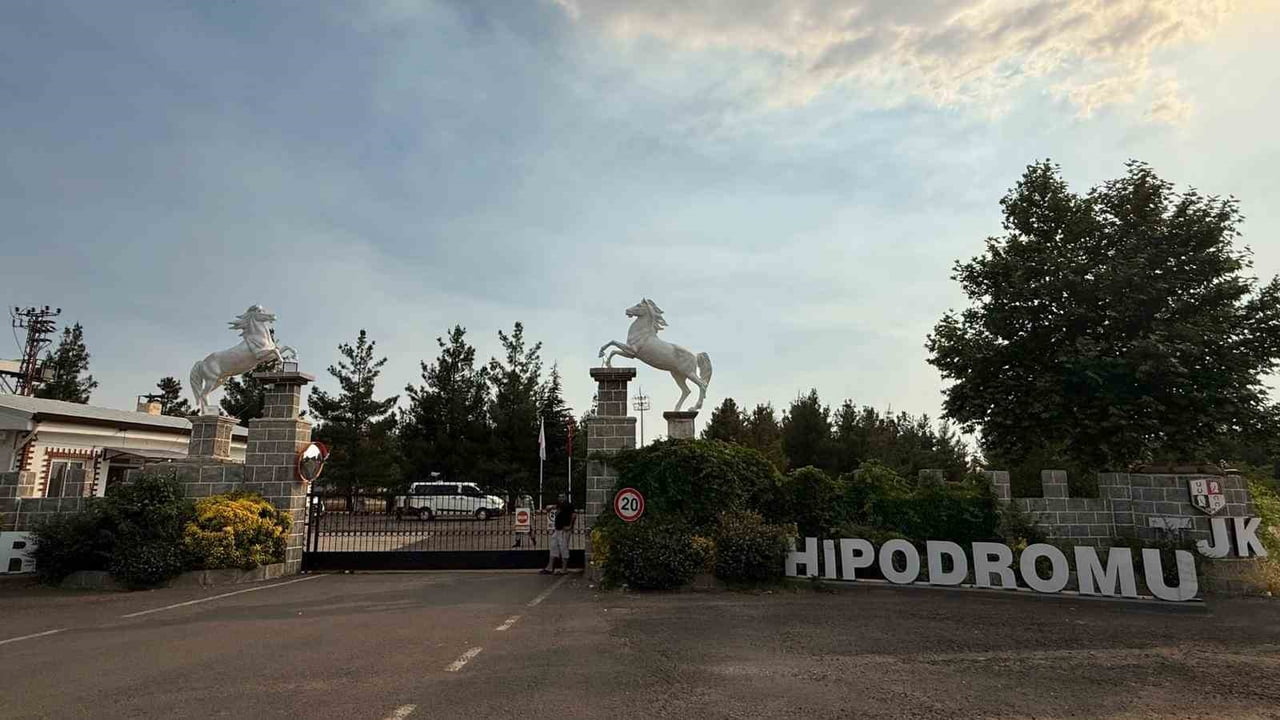 ŞANLIURFA’DA İKİ AİLE ARASINDA HALI SAHADA TOP OYNARKEN ÇIKAN KAVGA DİYARBAKIR VE ELAZIĞ’A DA...