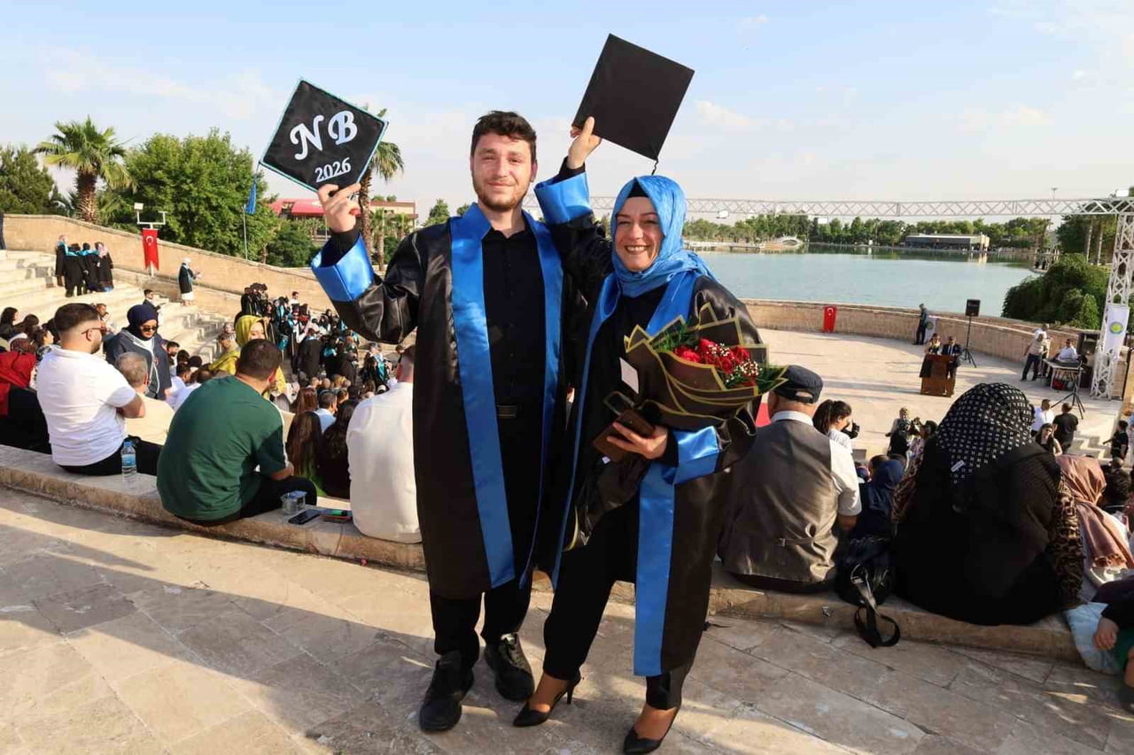 ŞANLIURFA HARRAN ÜNİVERSİTESİNDE (HRÜ) AYNI BÖLÜMÜ OKUYAN ANNE VE OĞLU BİRLİKTE MEZUN...