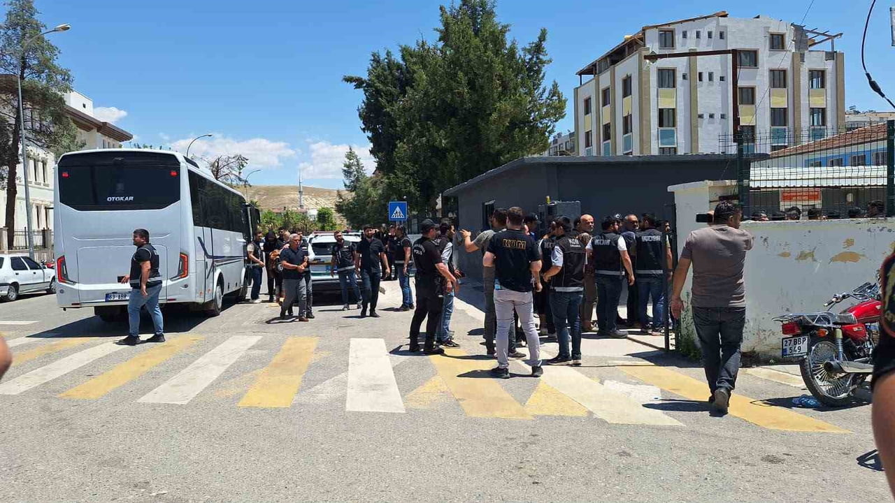 ŞANLIURFA MERKEZLİ 4 İLDE SİLAHLI SUÇ ÖRGÜTÜNE YÖNELİK DÜZENLENEN OPERASYON KAPSAMINDA ADLİYEYE...