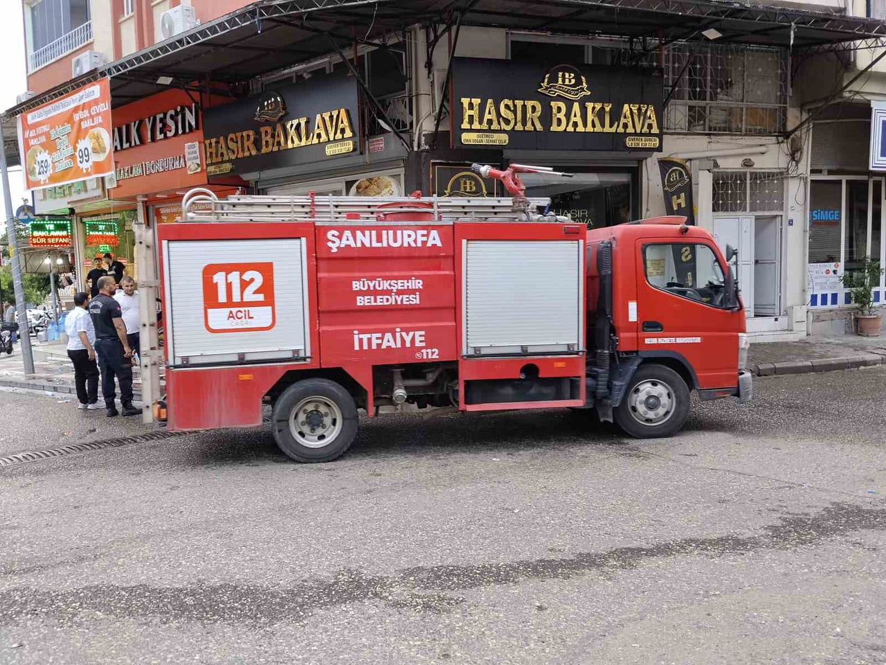 ŞANLIURFA’NIN SİVEREK İLÇESİNDE BİR İŞ YERİNİN MUTFAK BÖLÜMÜNDE ÇIKAN YANGIN PANİĞE NEDEN...