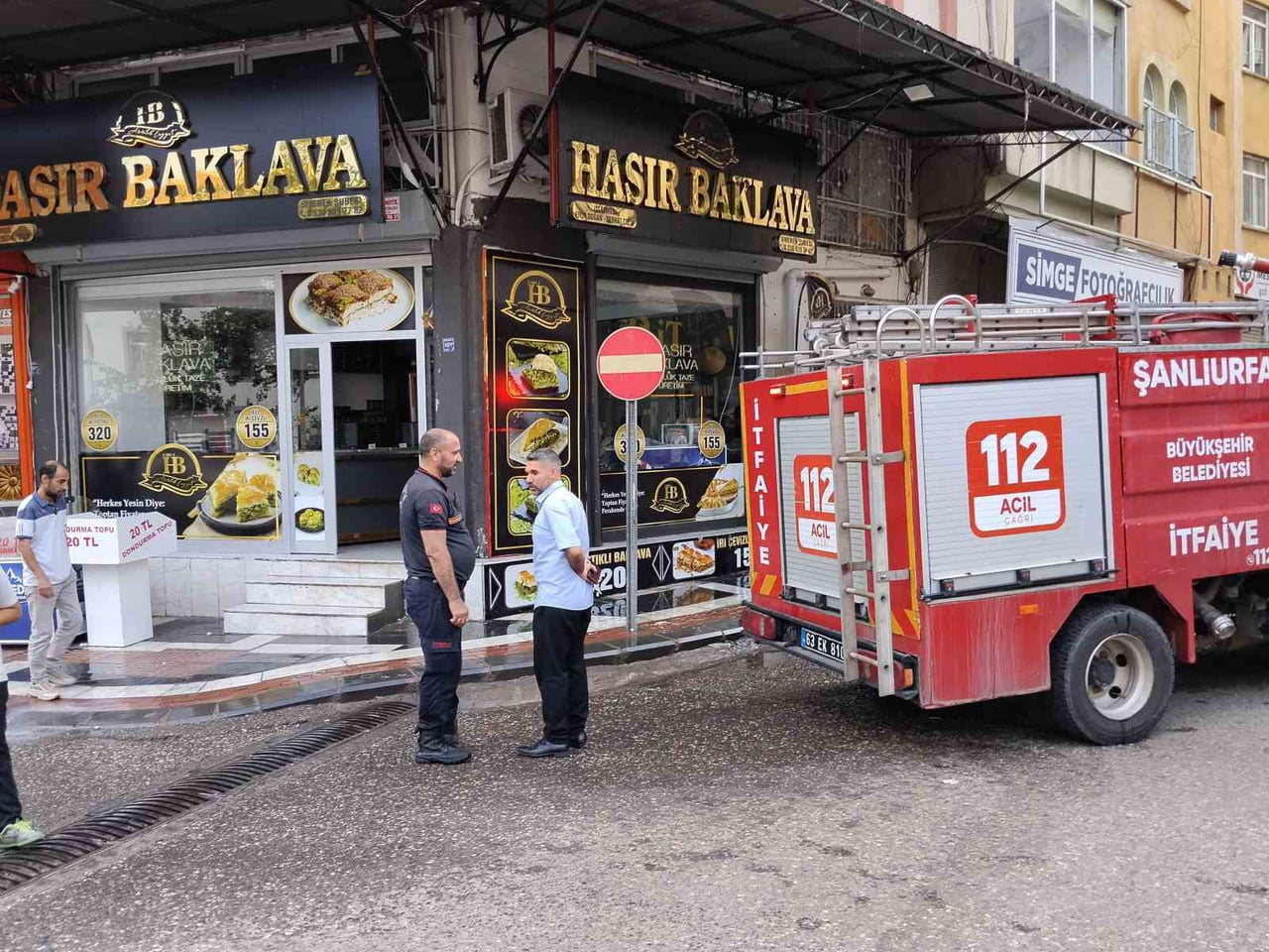 ŞANLIURFA’NIN SİVEREK İLÇESİNDE BİR İŞ YERİNİN MUTFAK BÖLÜMÜNDE ÇIKAN YANGIN PANİĞE NEDEN...