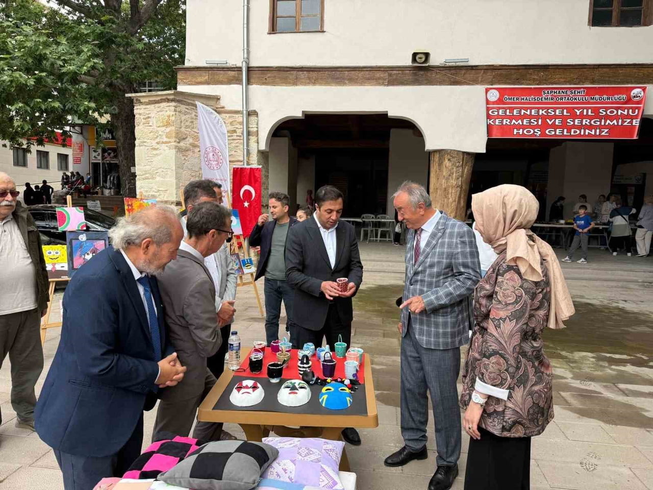 ŞAPHANE’DE YILSONU HAYIR ÇARŞISI VE SERGİ YOĞUN İLGİ GÖRDÜ