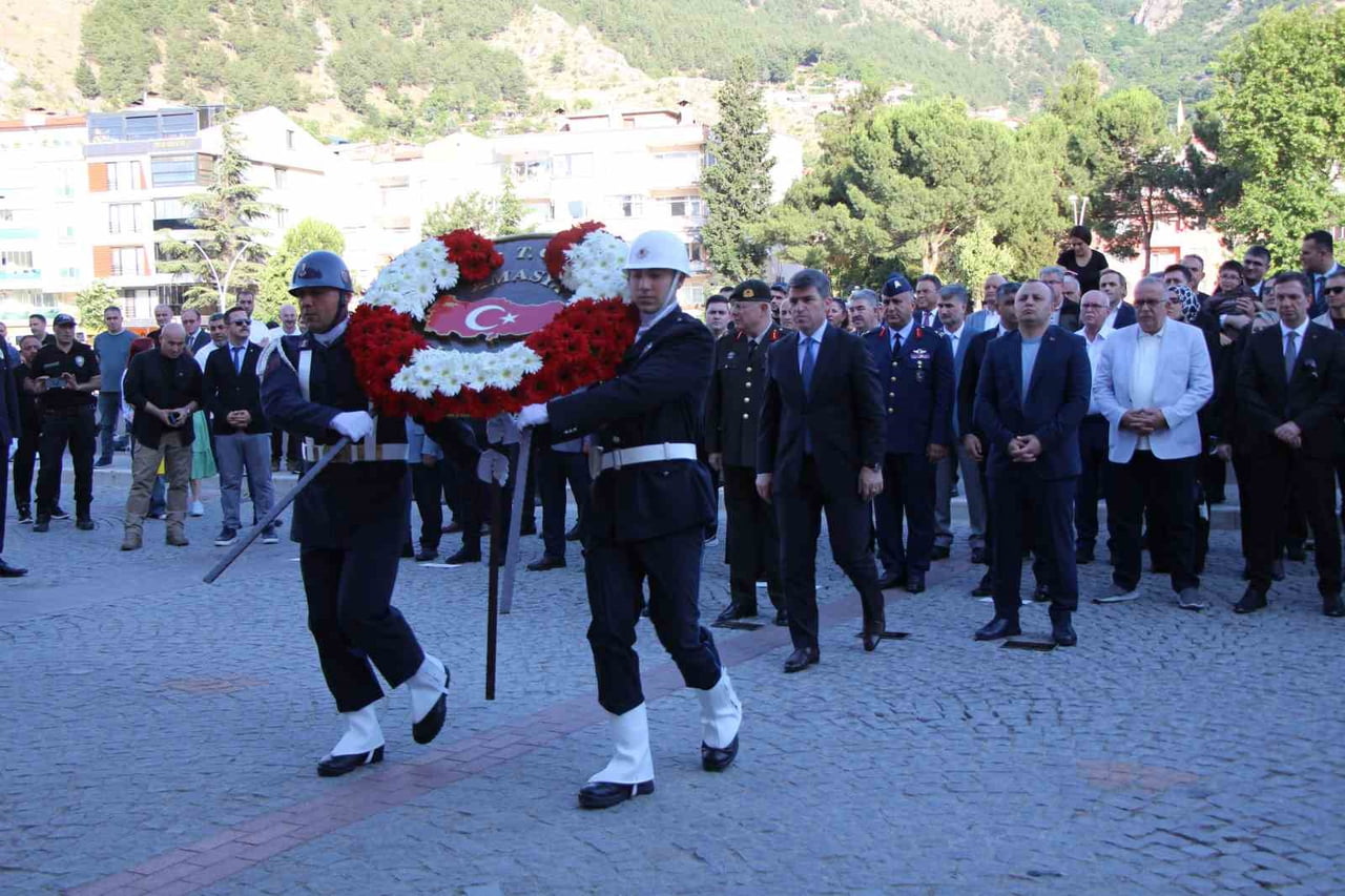 SARAYDÜZÜ KIŞLA BİNASI ÖNÜNDEKİ TÖRENE AMASYA VALİSİ ÖNDER BAKAN, GARNİZON KOMUTANI TUĞGENERAL...