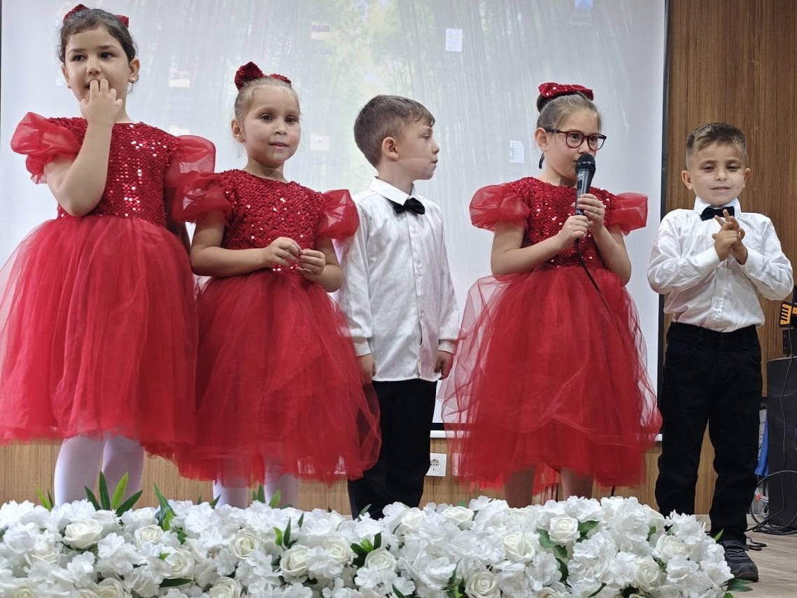 SARIGÖL KARACAALİ İLKOKULU ANASINIFI ÖĞRENCİLERİ, YENİ OKUL BİNASINDAKİ MODERN KONFERANS SALONUNDA...