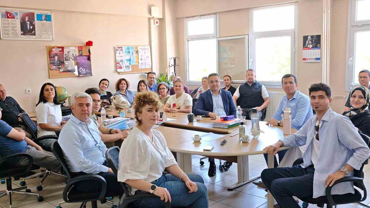 SARIGÖL KAYMAKAMI HALİL DALAK, İLÇE MİLLİ EĞİTİM MÜDÜRÜ CEZMİ YILDIRAK İLE BİRLİKTE SARIGÖL...