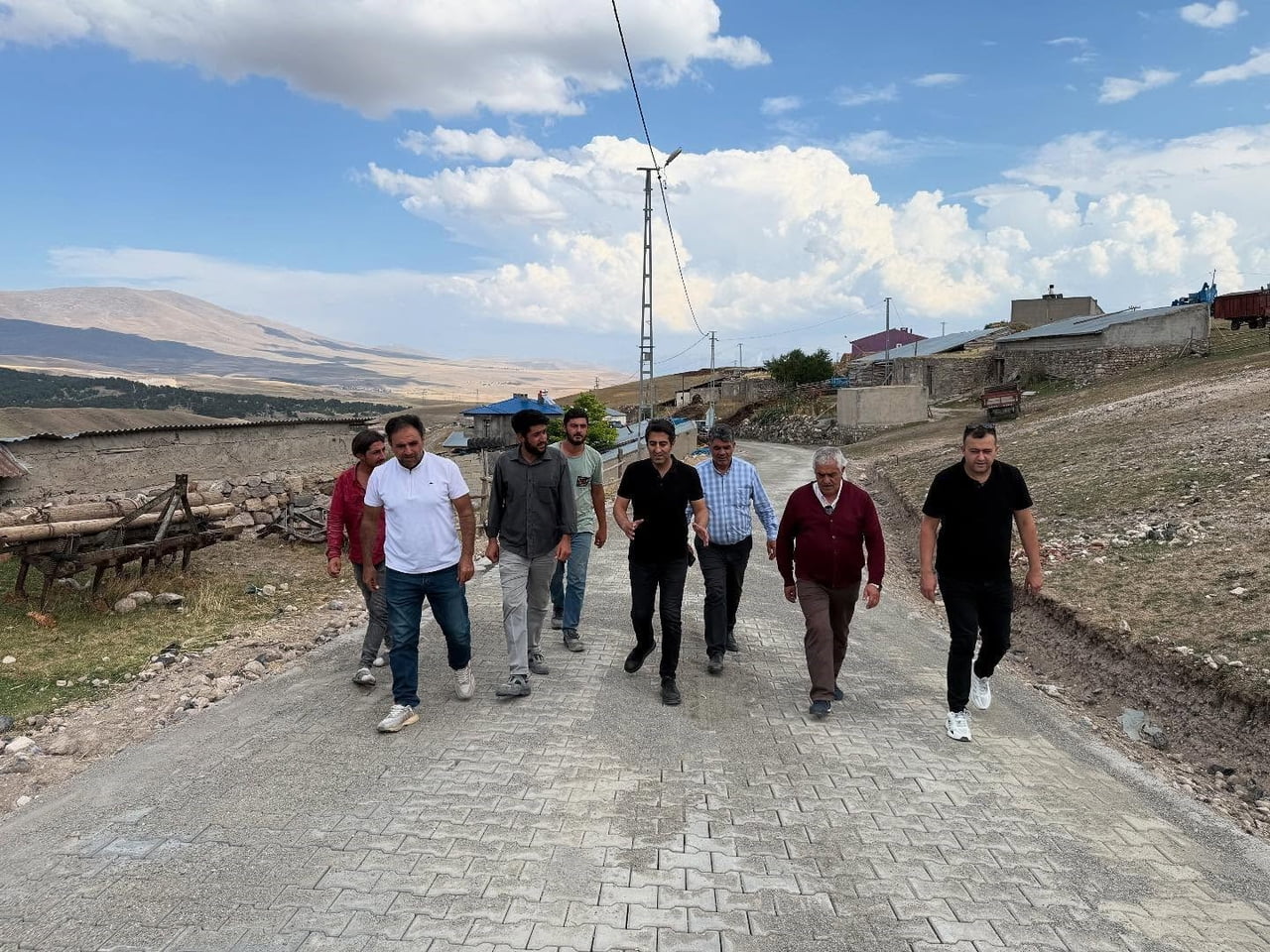 SARIKAMIŞ KAYMAKAMI ASLANTATAR KİLİTLİ PARKE TAŞI ÇALIŞMALARI YERİNDE GÖRDÜ(KARS-İHA)