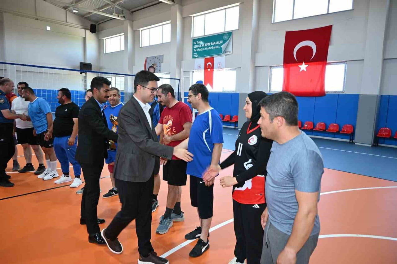 SARIOĞLAN’DA DÜZENLENEN İLÇE GENELİ VOLEYBOL TURNUVASI, 10 TAKIMIN KIYASIYA MÜCADELESİNE SAHNE...