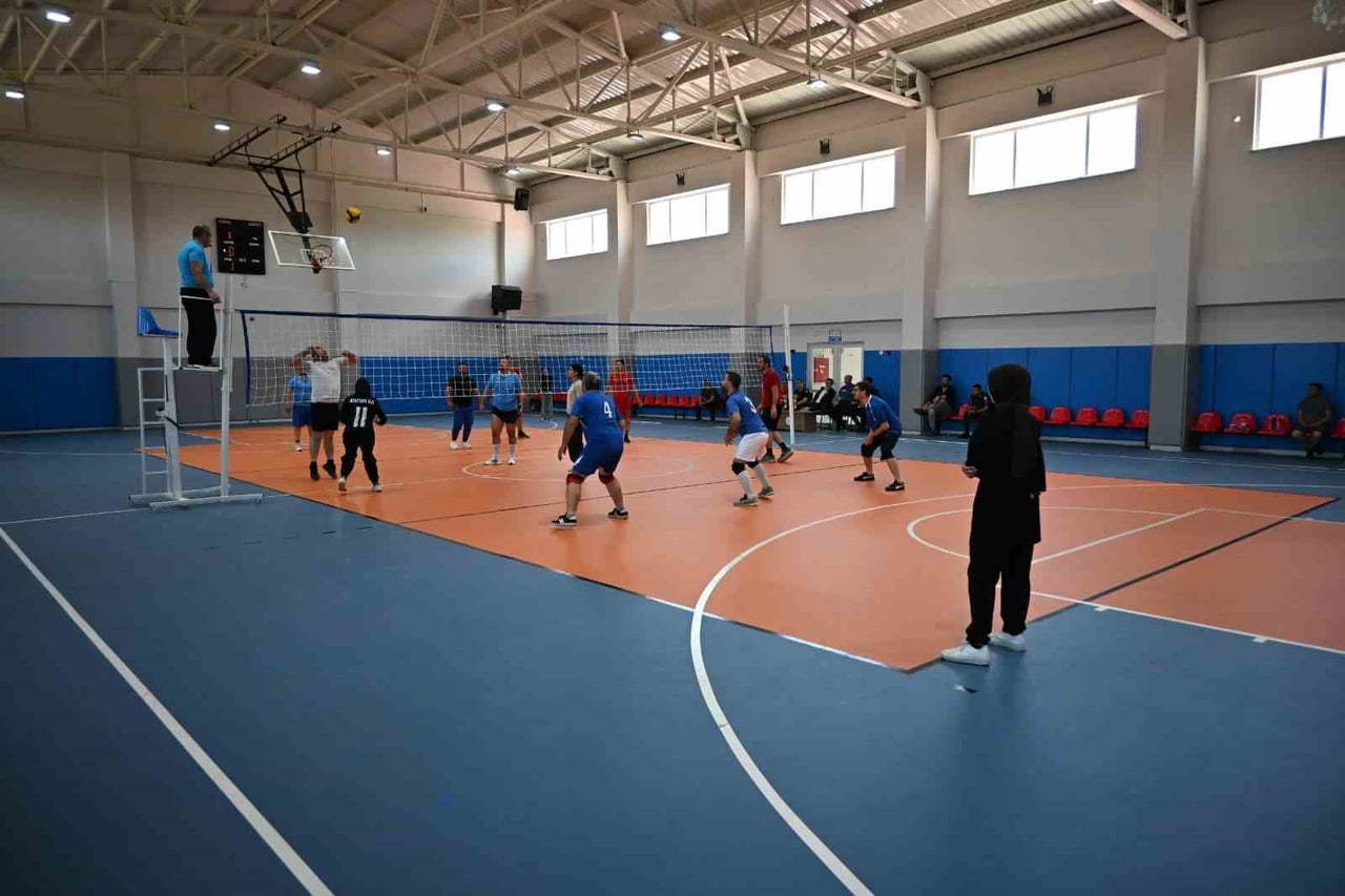 SARIOĞLAN’DA DÜZENLENEN İLÇE GENELİ VOLEYBOL TURNUVASI, 10 TAKIMIN KIYASIYA MÜCADELESİNE SAHNE...