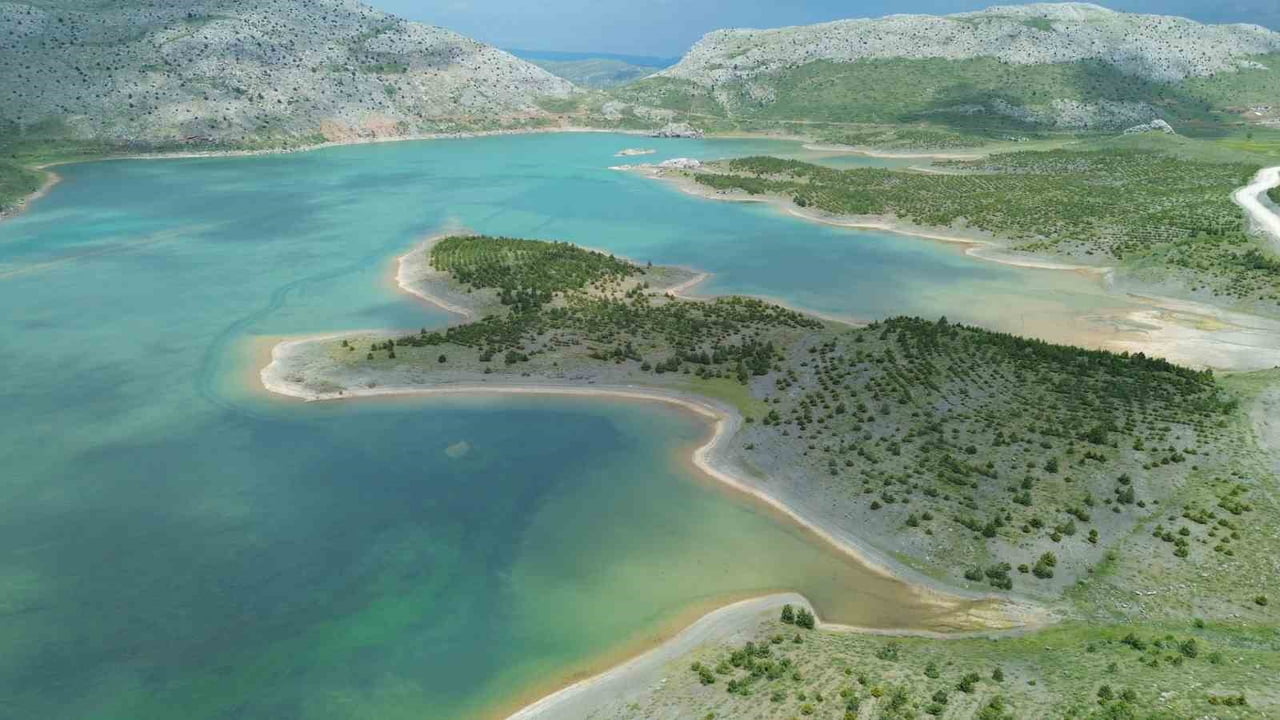 SARIOT GÖLÜ, YÖREDE ETKİLİ OLAN SON YAĞIŞLARIN ARDINDAN YENİDEN SU TUTARAK ESKİ DOĞAL GÜZELLİĞİNE...