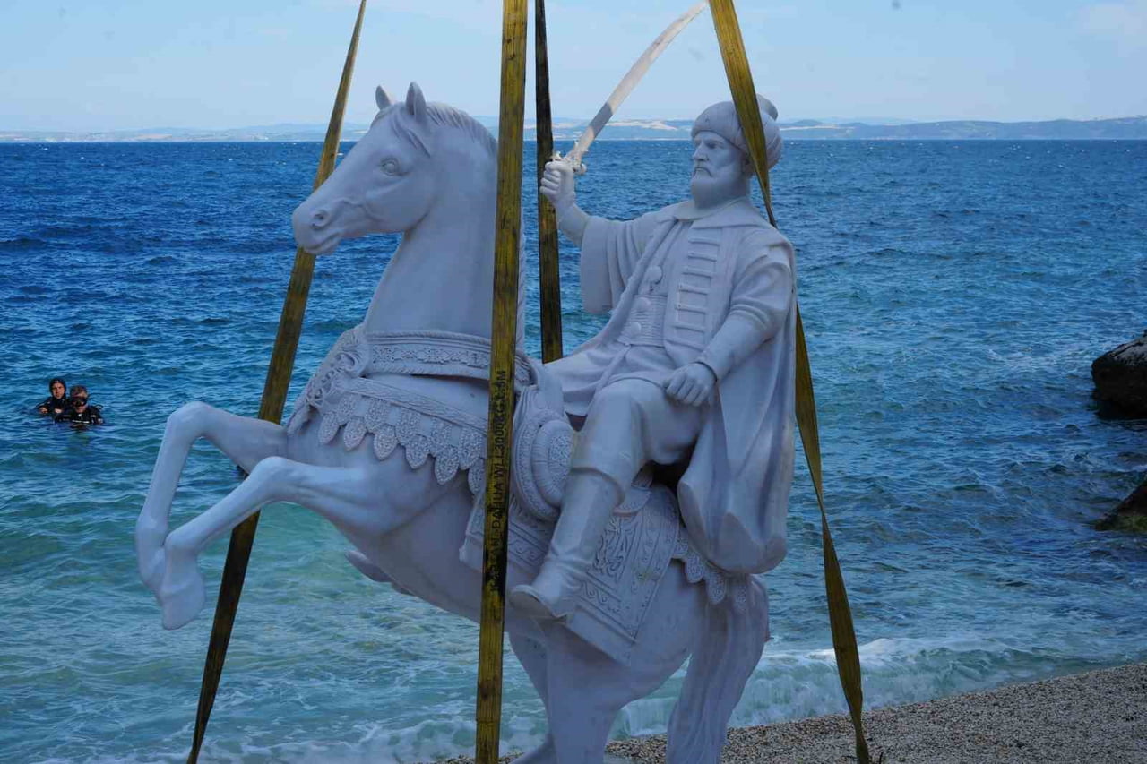 SAROS'TA ‘AKINCILAR', ‘FATİH SULTAN MEHMET' VE ‘KEMER' HEYKELLERİ SUYA BATIRILDI