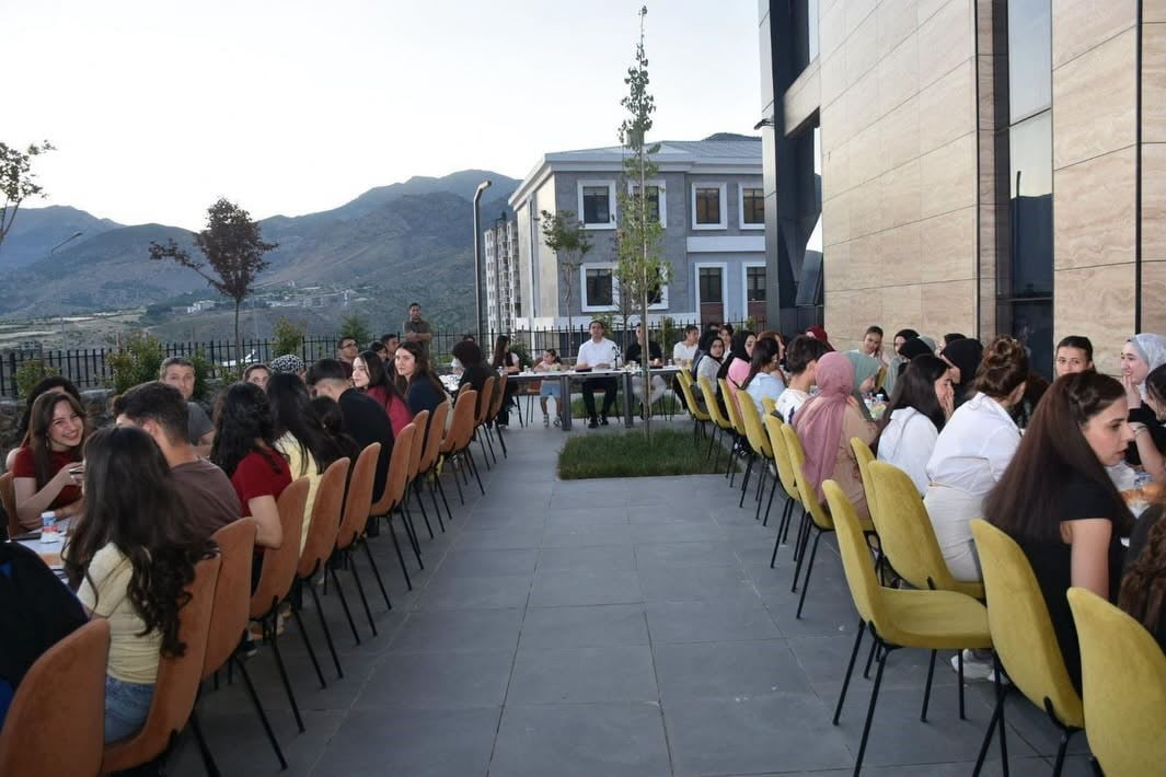 SASON’DA YKS’YE GİRECEK ÖĞRENCİLERE YEMEKLİ MÜZİKLİ MORAL PROGRAMI DÜZENLENDİ