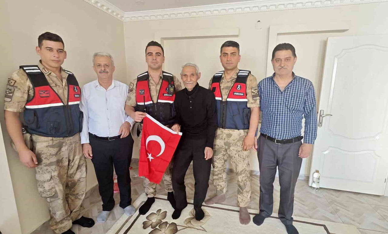 SASON İLÇESİNDE JANDARMA EKİPLERİ, BABALAR GÜNÜ DOLAYISIYLA ŞEHİT BABALARINI ZİYARET ETTİ