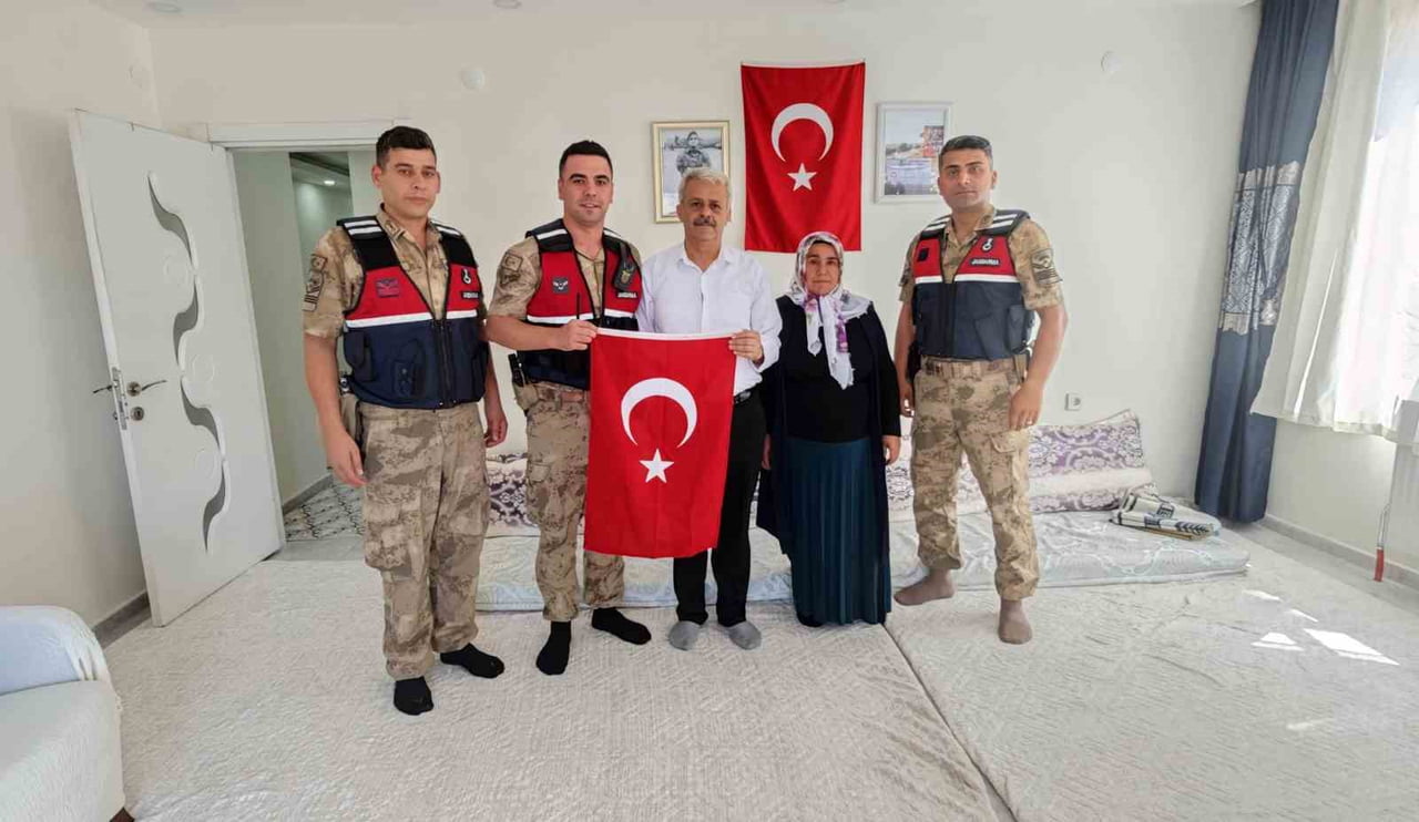 SASON İLÇESİNDE JANDARMA EKİPLERİ, BABALAR GÜNÜ DOLAYISIYLA ŞEHİT BABALARINI ZİYARET ETTİ