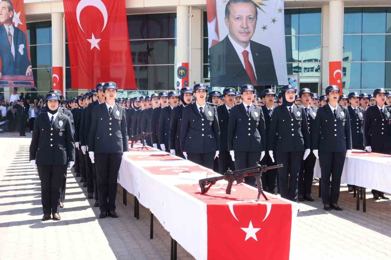 SAYGI DURUŞU VE İSTİKLAL MARŞI'NIN OKUNMASININ ARDINDAN BAŞLAYAN PROGRAMDA MEZUN ÖĞRENCİLER YEMİN...