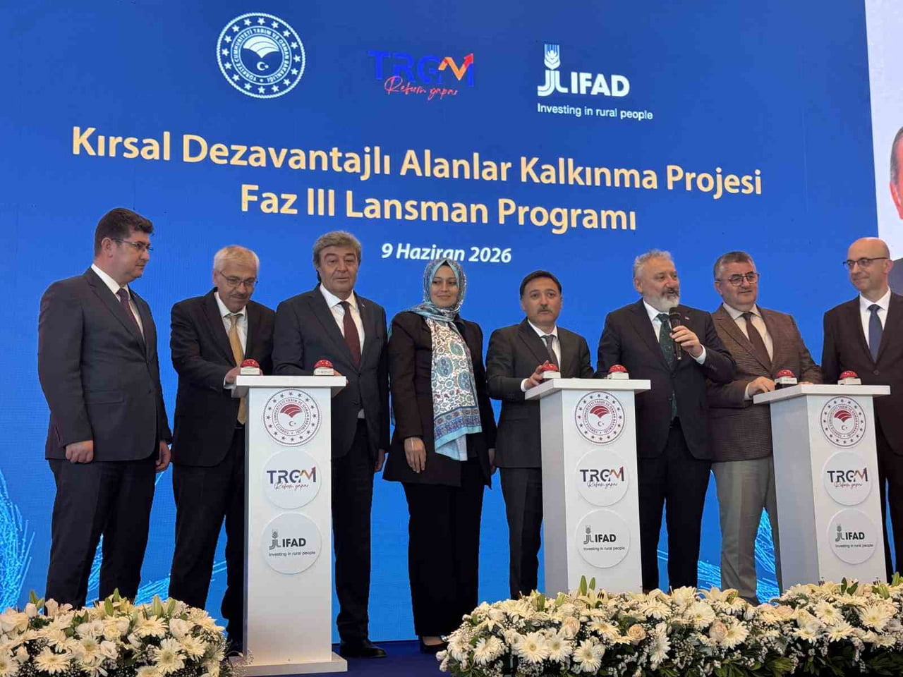 SAYGI DURUŞUNDA BULUNULMASI VE İSTİKLAL MARŞI'NIN OKUNMASI İLE BAŞLAYAN PROGRAMA KAYSERİ VALİSİ...