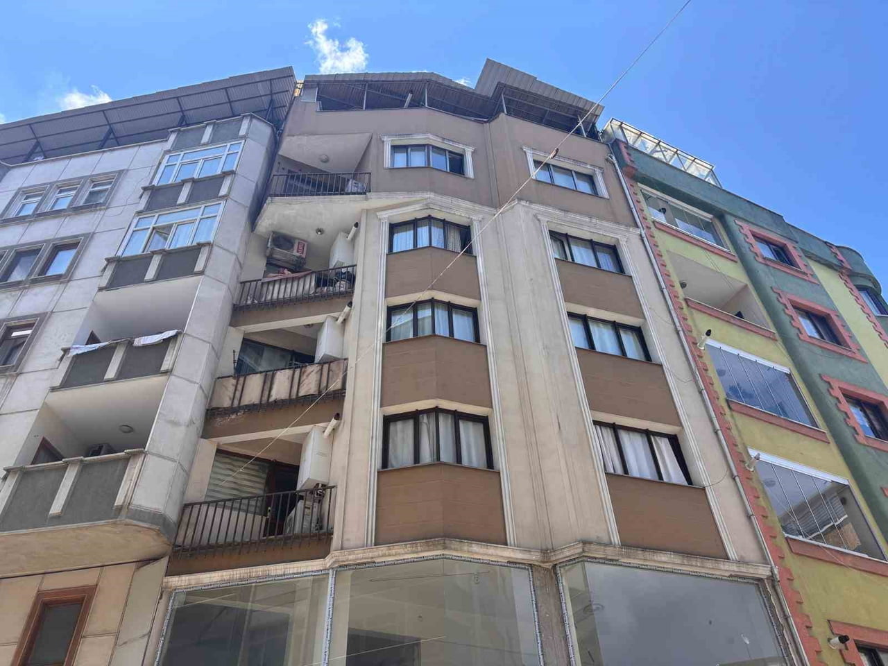 SCOTTİSH FOLD CİNSİ KEDİ TOM, 4. KATTAKİ EVLERİNDEN ATLAYARAK KAYBOLDU.