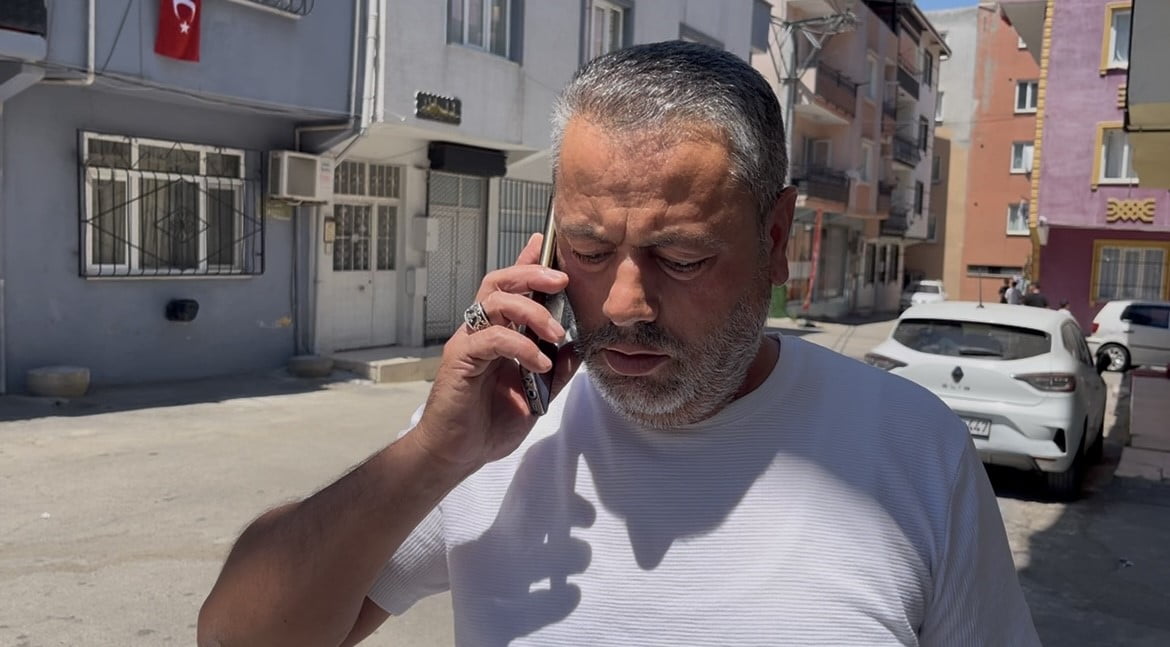SEDAİR KURNAZ, MAHALLEDEKİ ÇÖP KONTEYNERLERİNİ TEK TEK KARIŞTIRIRKEN, BELEDİYE TEMİZLİK EKİPLERİNE...