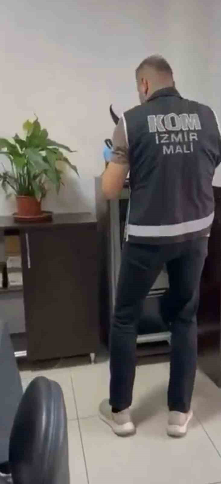 SEFERİHİSAR BELEDİYE BAŞKAN YARDIMCISI İNANÇ KARABULUT'UN MAKAM ODASINDA YAPILAN ARAMA