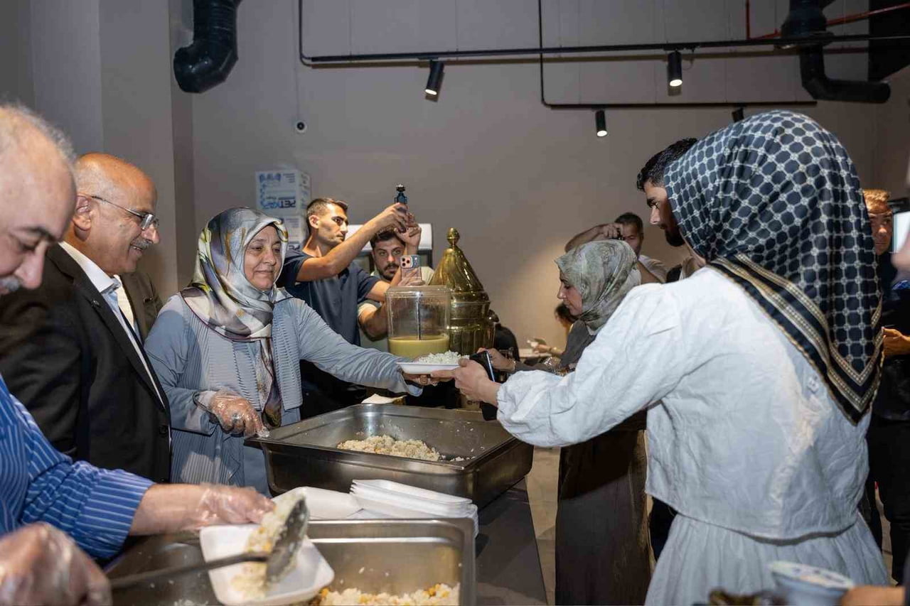 ŞEHİR KÜTÜPHANESİ’NDE ÖĞRENCİLERE YEMEK İKRAMI