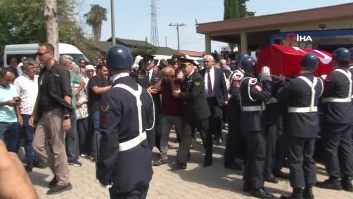 Şehit babası yürekleri dağladı, oğlunun tabutuna koşup öptü