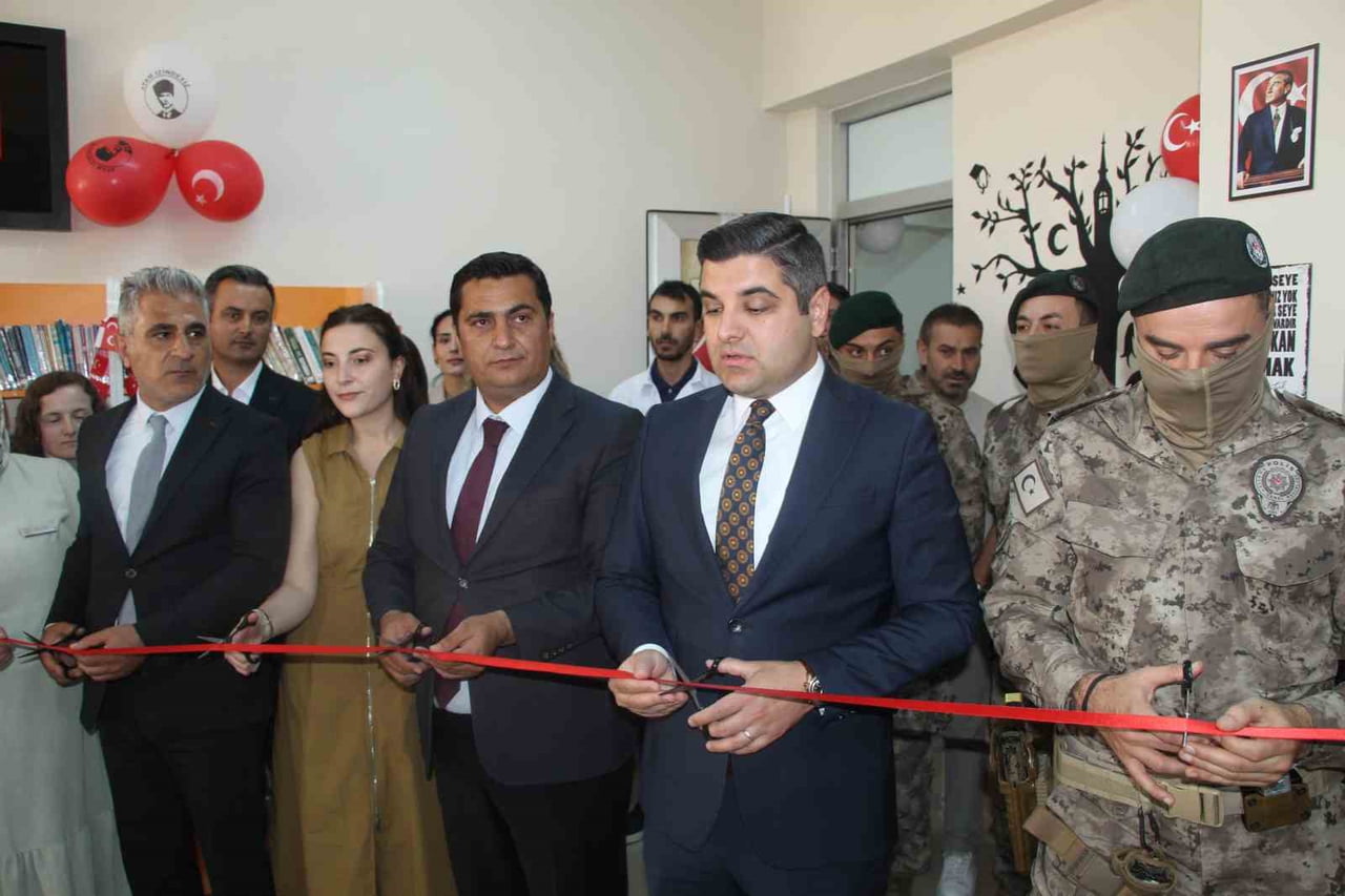 ŞEHİT ÖZEL HAREKAT POLİSİ ALİ KARAPINAR ADINA, ŞIRNAK ANADOLU LİSESİ’NDE KÜTÜPHANE AÇILDI.  ŞIRNAK...