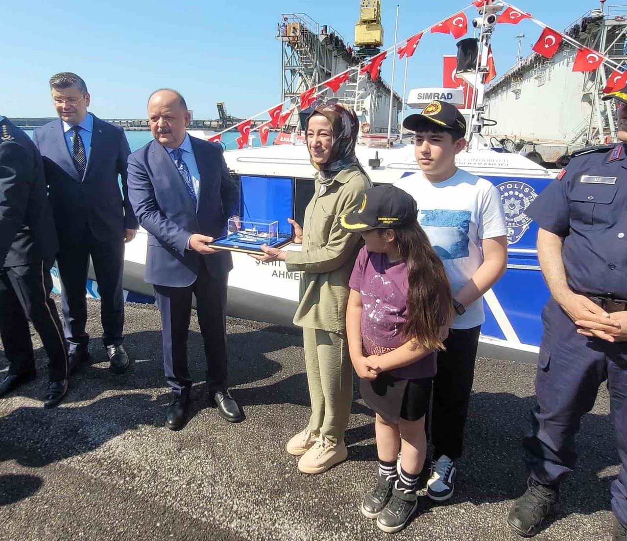 ŞEHİT POLİS MEMURU AHMET ŞAHAN'IN EŞİ EMİNE ŞAHAN'A KASTAMONU VALİSİ MEFTUN DALLI VE KASTAMONU İL...