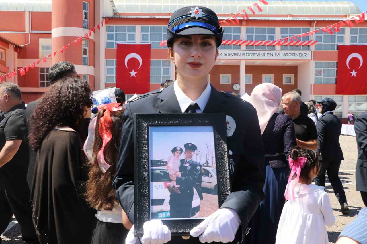 ŞEHİT POLİS MEMURU CEMİL OKUR’UN KIZI ŞEHRİBAN OKUR İSE BABASININ İZİNDEN GİDEREK KEP ATARKEN...