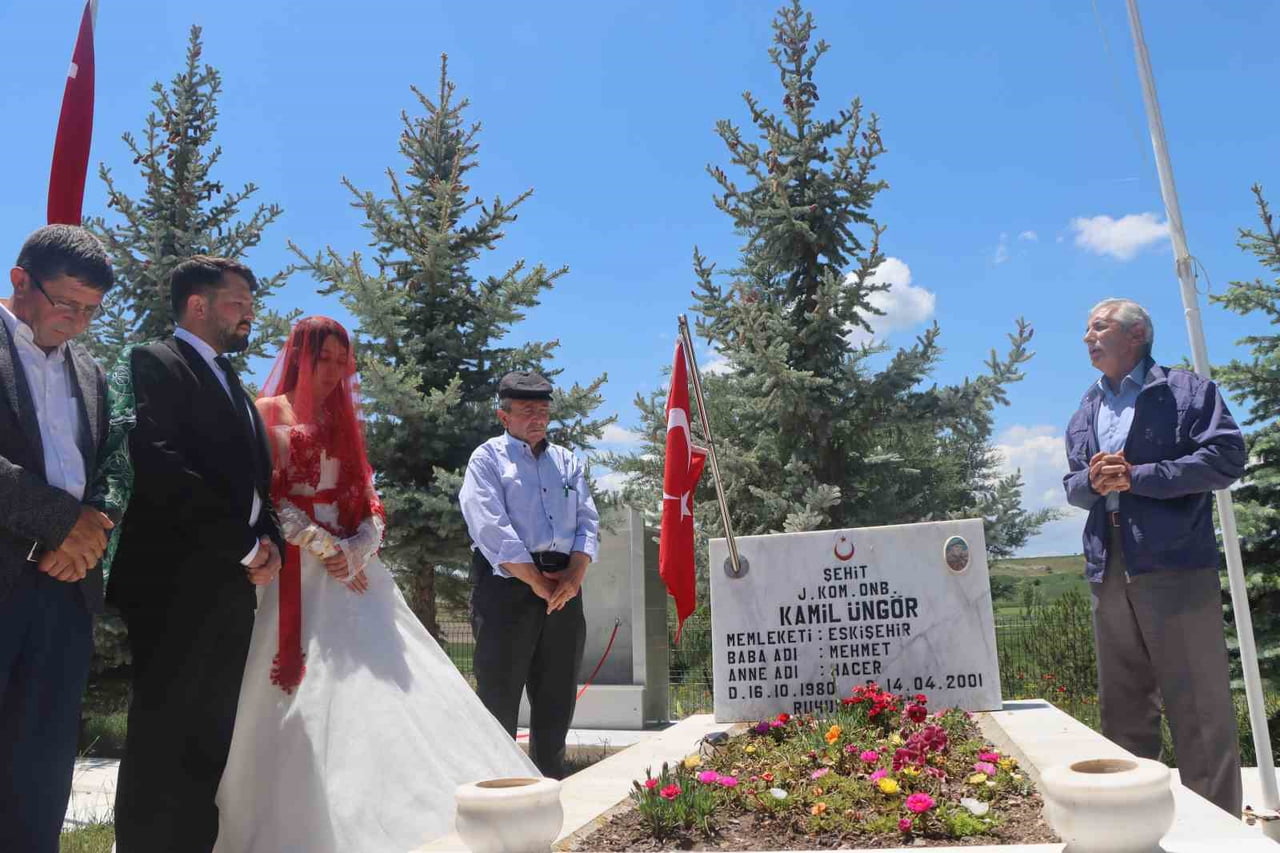 ŞEHİT ÜNGÖR'ÜN AİLESİ EN MUTLU GÜNÜNDE ŞEHİDİNİ UNUTMADI