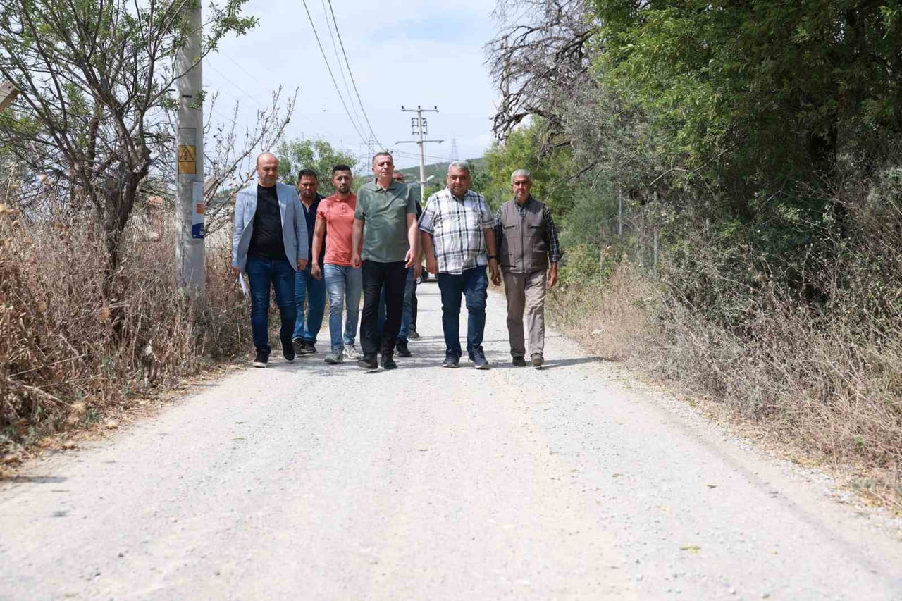 ŞEHZADELER BELEDİYE BAŞKANI HAKAN ŞİMŞEK, İLÇEDE YÜRÜTÜLEN OVA YOLLARI DÜZENLEME ÇALIŞMALARINI...