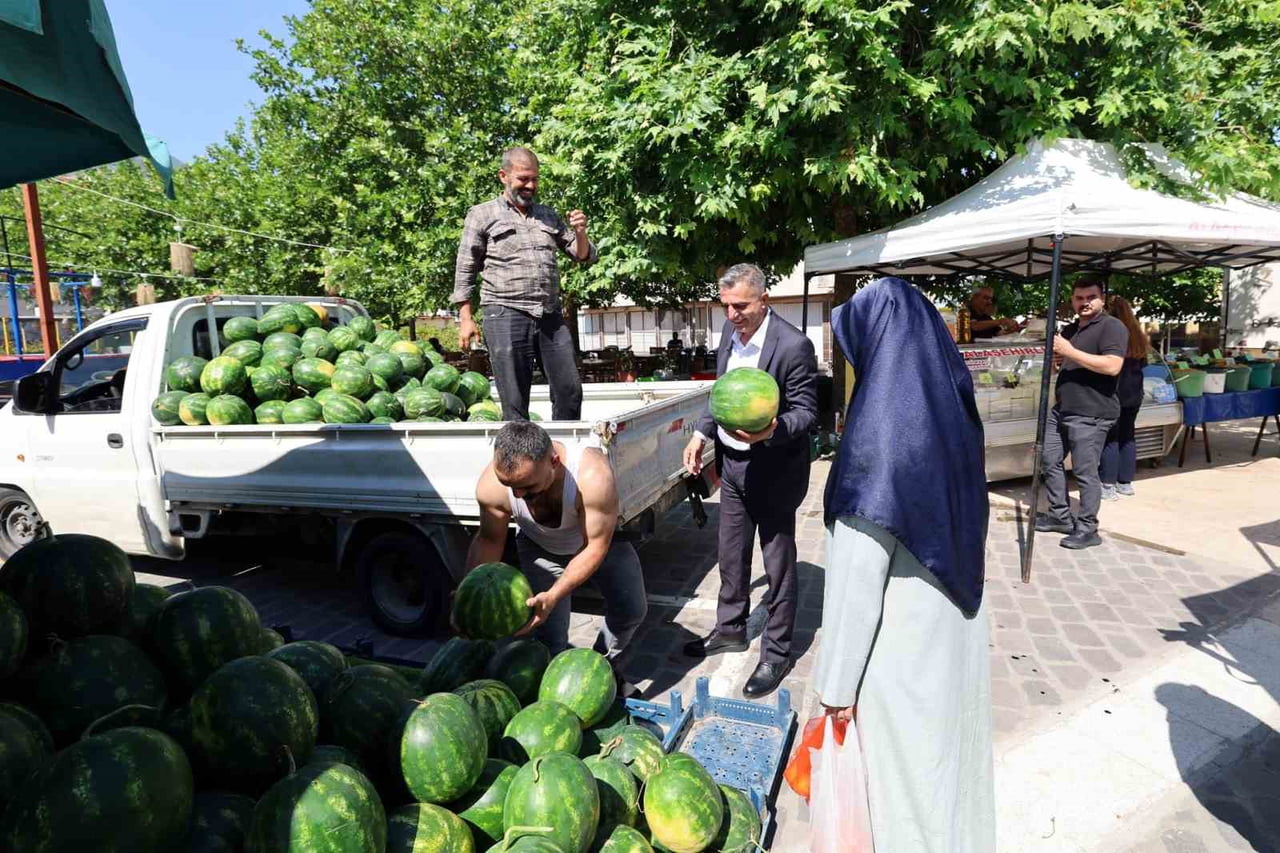 ŞEHZADELER BELEDİYE BAŞKANI HAKAN ŞİMŞEK, TARİHİ BEDESTEN MEYDANI’NDA KURULAN PAZARI ZİYARET...