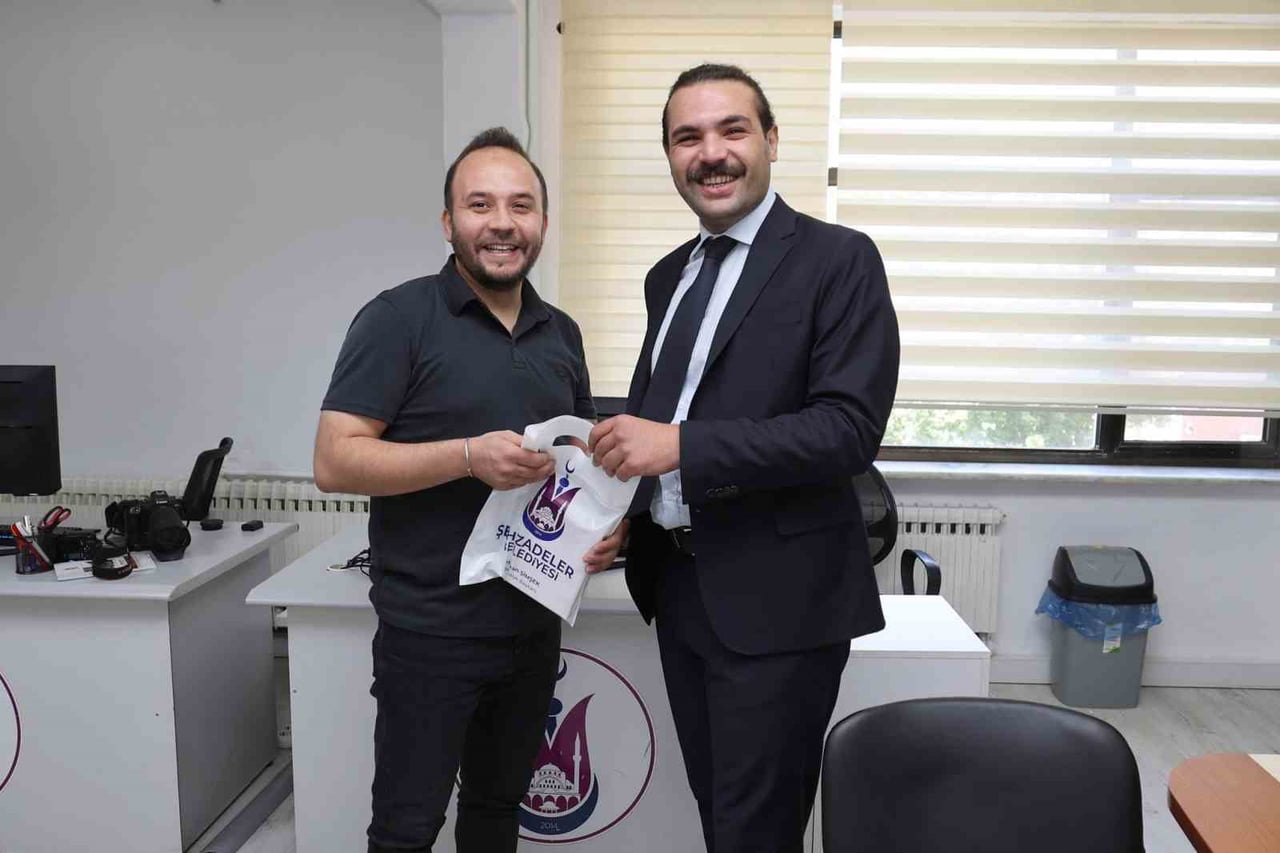 ŞEHZADELER BELEDİYESİ, HAFTA SONU KUTLANAN BABALAR GÜNÜ DOLAYISIYLA BÜNYESİNDE GÖREV YAPAN ERKEK...