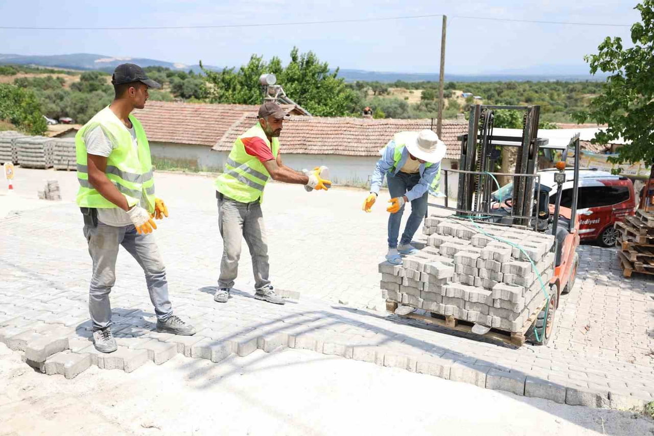ŞEHZADELER BELEDİYESİ, İLÇE GENELİNDE FARKLI KURUMLARIN ÇALIŞMALARI NEDENİYLE BOZULAN YOL VE...