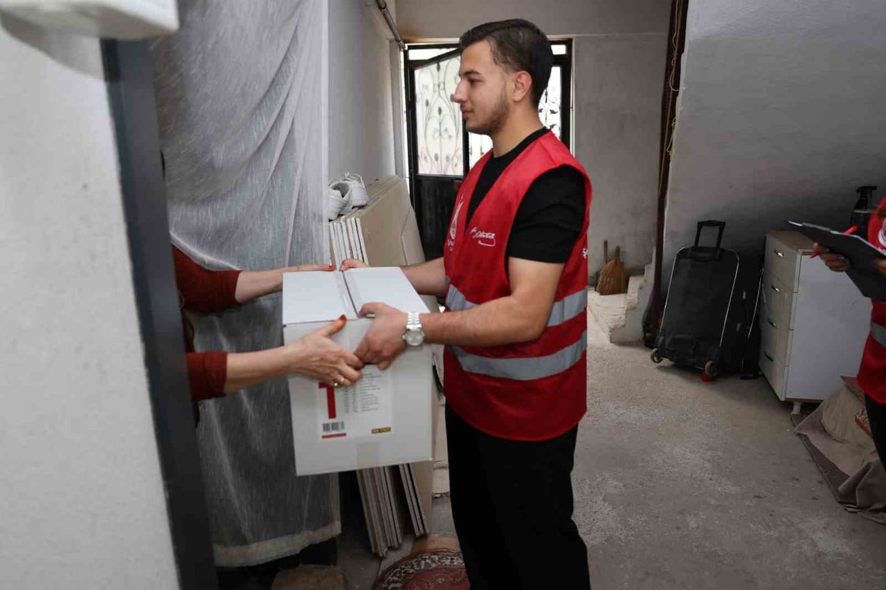 ŞEHZADELER BELEDİYESİ SOSYAL YARDIM İŞLERİ MÜDÜRLÜĞÜ EKİPLERİ, İLÇE GENELİNDE İHTİYAÇ SAHİBİ...