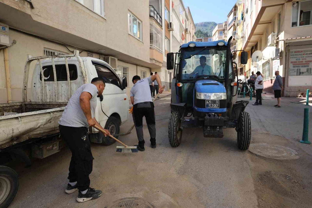 ŞEHZADELER BELEDİYESİ, YAĞIŞLAR VE MEYDANA GELEN SU PATLAKLARI NEDENİYLE ÇAMUR VE ÇAKILLA KAPLANAN...