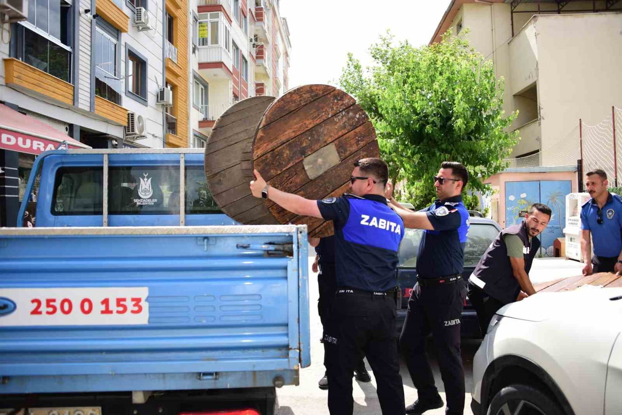 ŞEHZADELER BELEDİYESİ ZABITA MÜDÜRLÜĞÜ EKİPLERİ, İLÇE GENELİNDE VATANDAŞLARIN ORTAK KULLANIM...