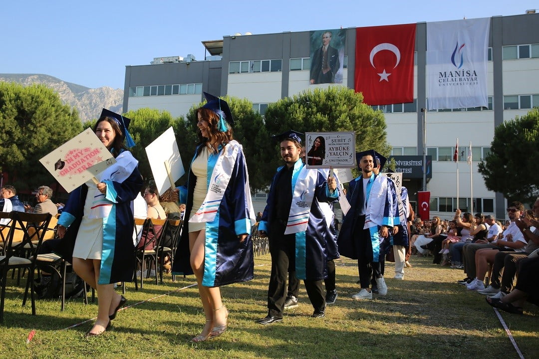 ŞEHZADELER YERLEŞKESİ SPOR BİLİMLERİ FAKÜLTESİ ÇİM SAHA’DA GERÇEKLEŞTİRİLEN GÜZEL SANATLAR...